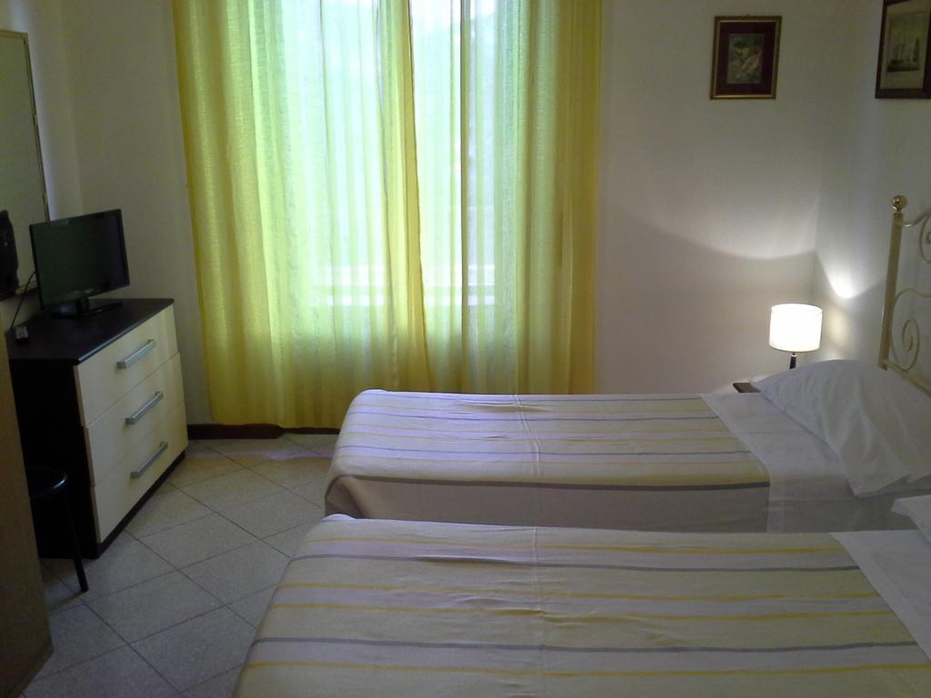 Albergo Italia Di Nardi Renzo & C Snc بودجيبونسي الغرفة الصورة