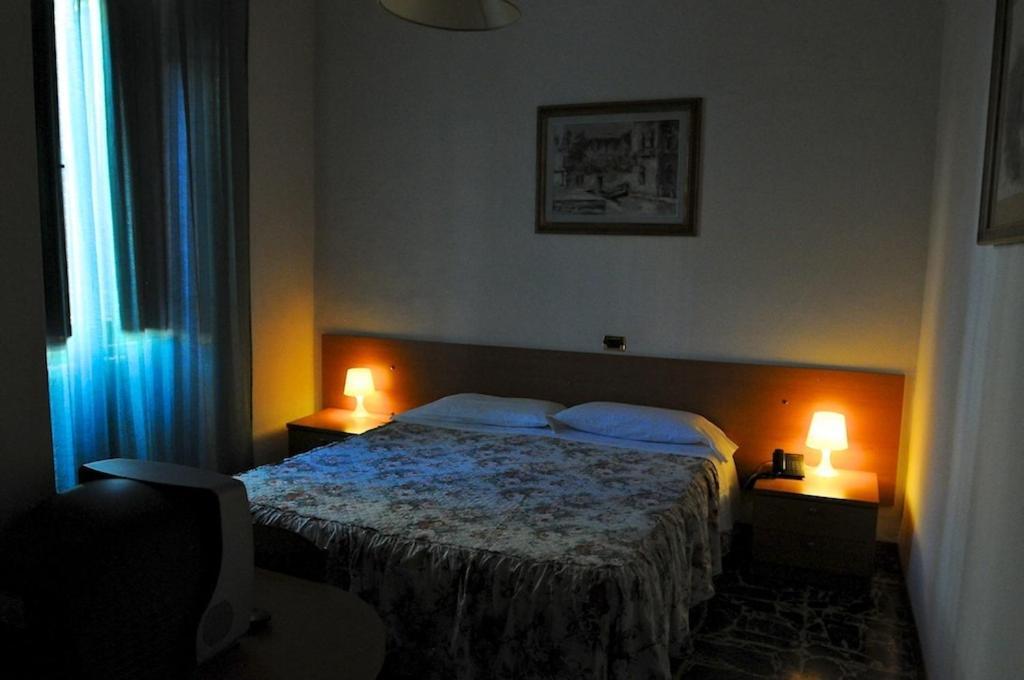 Albergo Italia Di Nardi Renzo & C Snc بودجيبونسي الغرفة الصورة